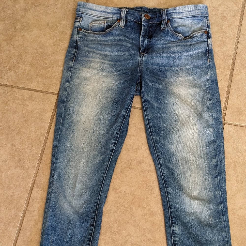 Blank NYC Skinny Classique distressed light blue jeans with frayed hem. Size 29.